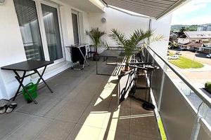 Großzügiger Balkon mit Markise